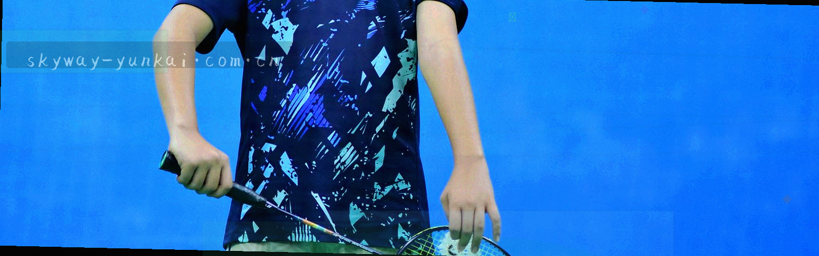 体育场看台由近到远的透视，观众人物模糊